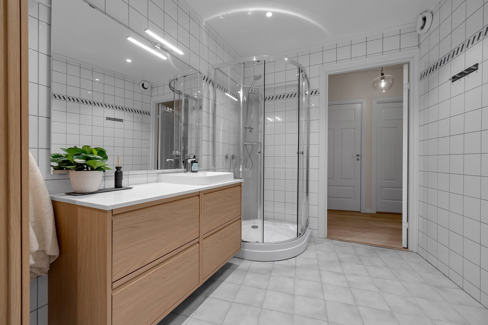 Flislagt baderom. Nyere innredninger og dusjkabinett. Galleribilde