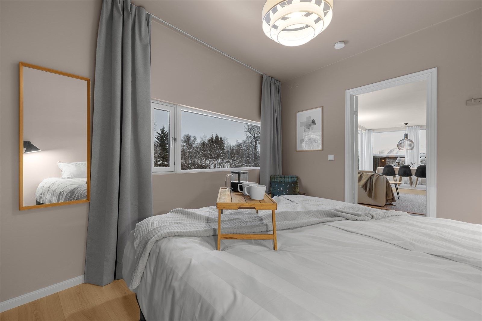 Montert takskinner for mulighet til lange, dekkende gardiner i moderne utførelse. Galleribilde