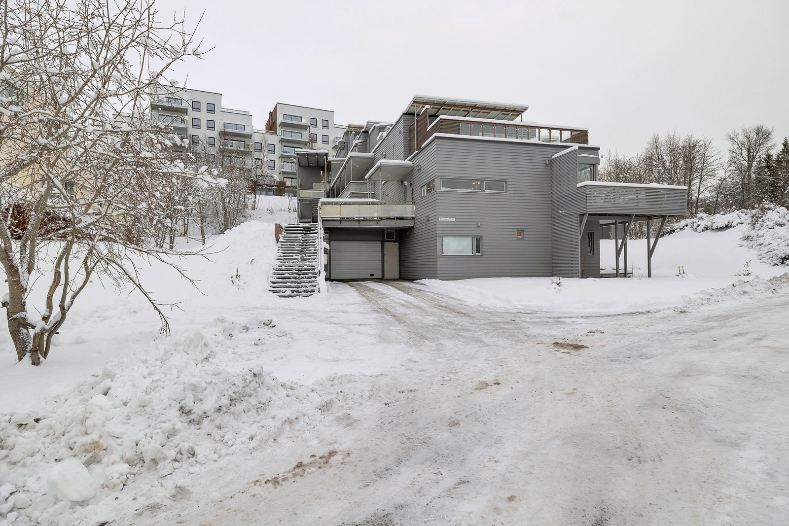 Fasade. Pil anviser leilighetens terrasse. Galleribilde