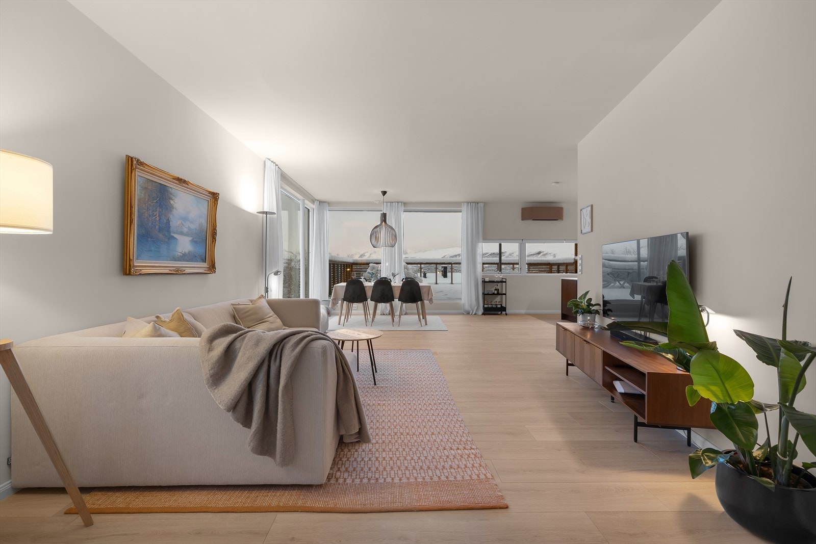 Nydelig utsikt til Kvaløyfjellene. Selvsagt er det strålende solforhold siden leiligheten er vestvendt. Galleribilde