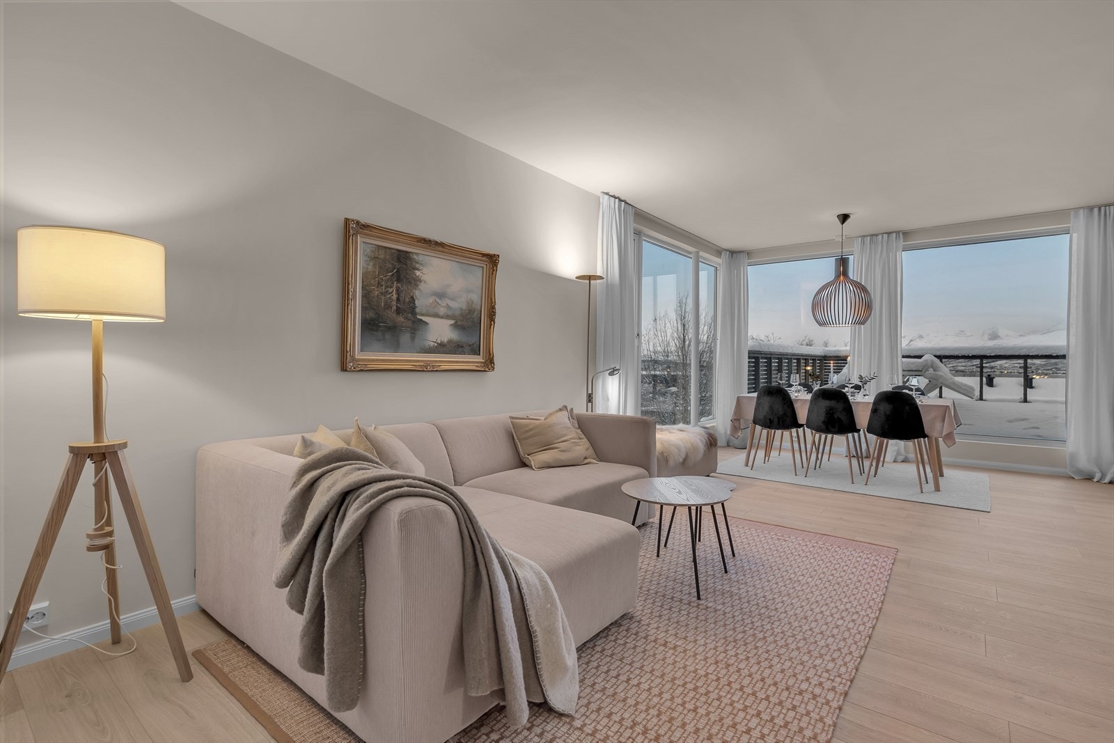 Nydelig oppusset / renovert 4-roms terrasseleilighet i veletablert sameie. Galleribilde