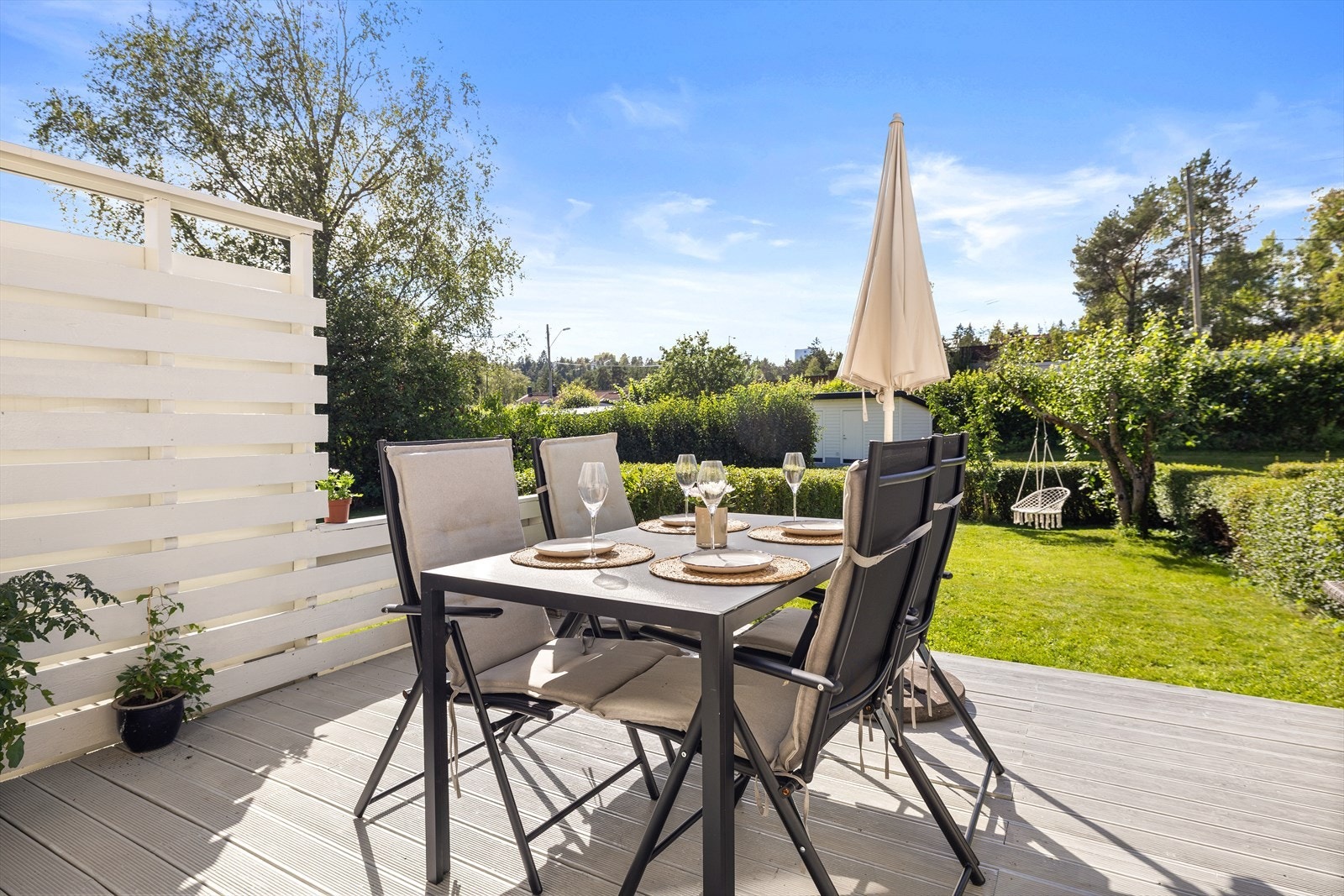 Fra terrassen har du direkte adkomst til en solrik og frodig hage. Galleribilde