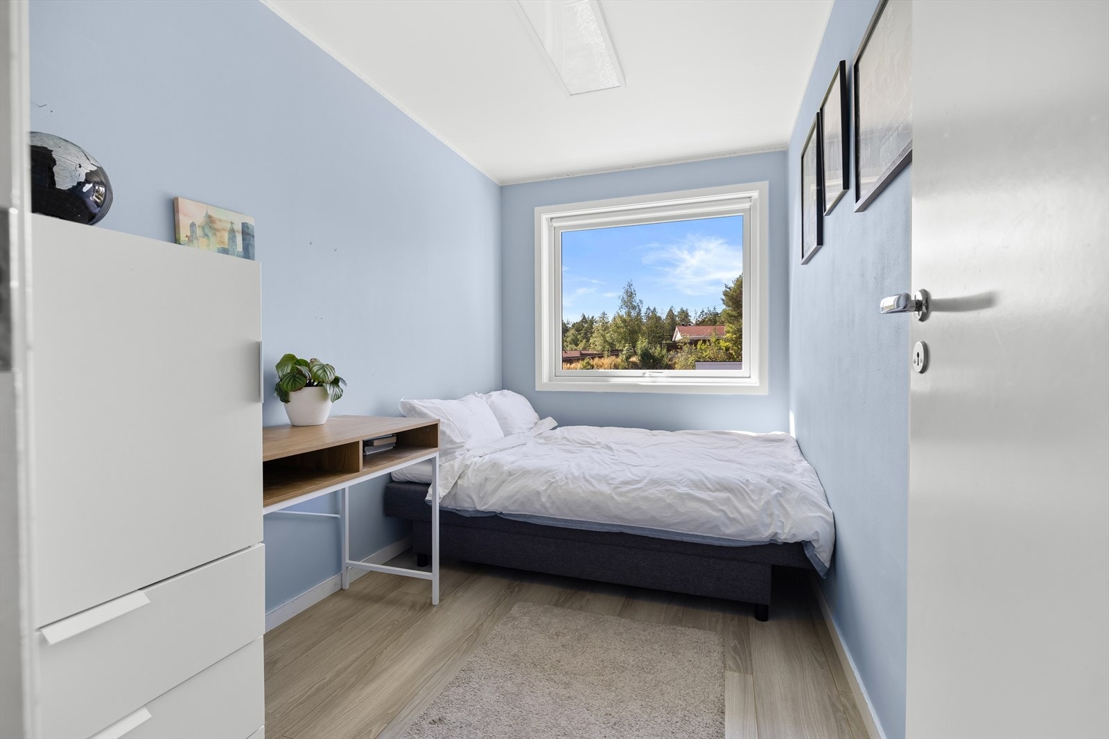 Soverom 3 har en god størrelse og kan enkelt innredes med seng, skrivebord og øvrige møbler, slik at rommet kan brukes både som barnerom, gjesterom eller hjemmekontor. Galleribilde