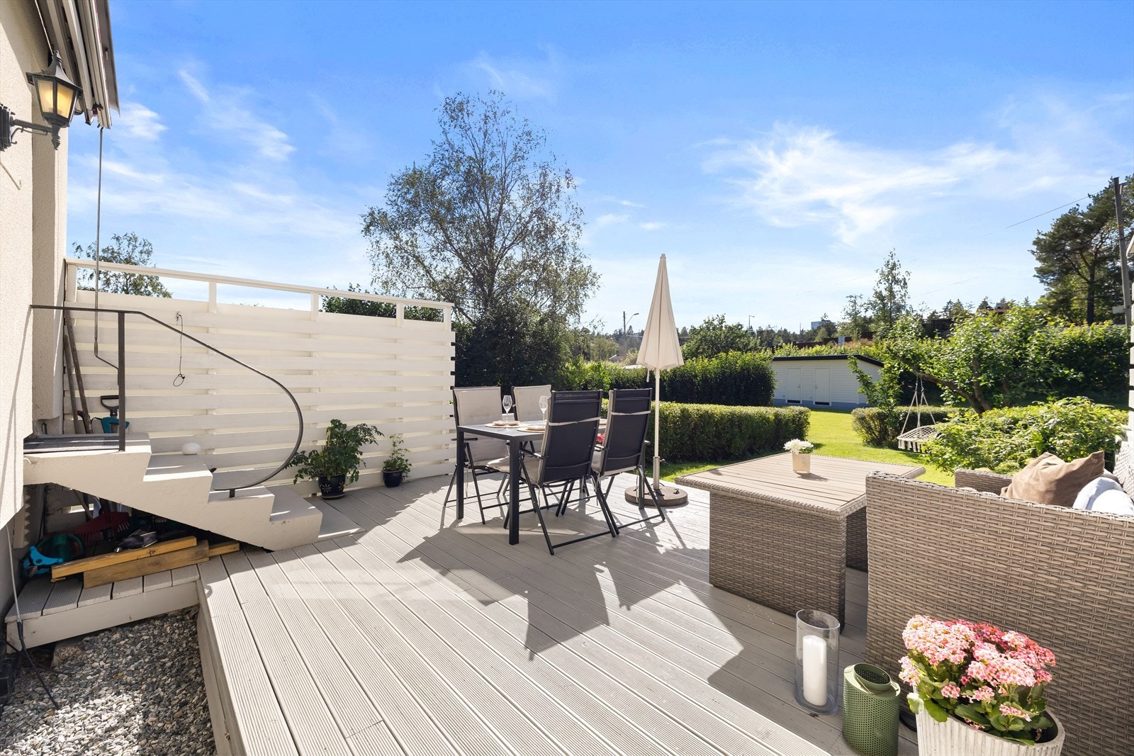 Terrassen blir en naturlig forlengelse av stuen og gir en herlig overgang til uteområdet. Galleribilde