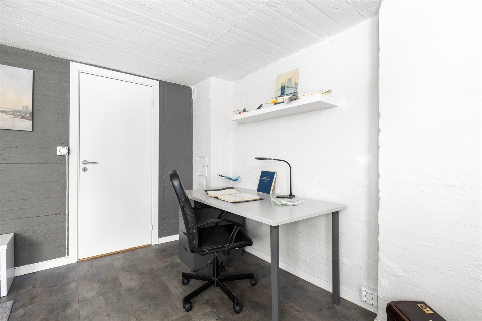 Den åpne og fleksible planløsningen gir mulighet for å tilpasse rommet etter familiens behov - enten det brukes til spill, filmkvelder eller sosiale sammenkomster. Galleribilde