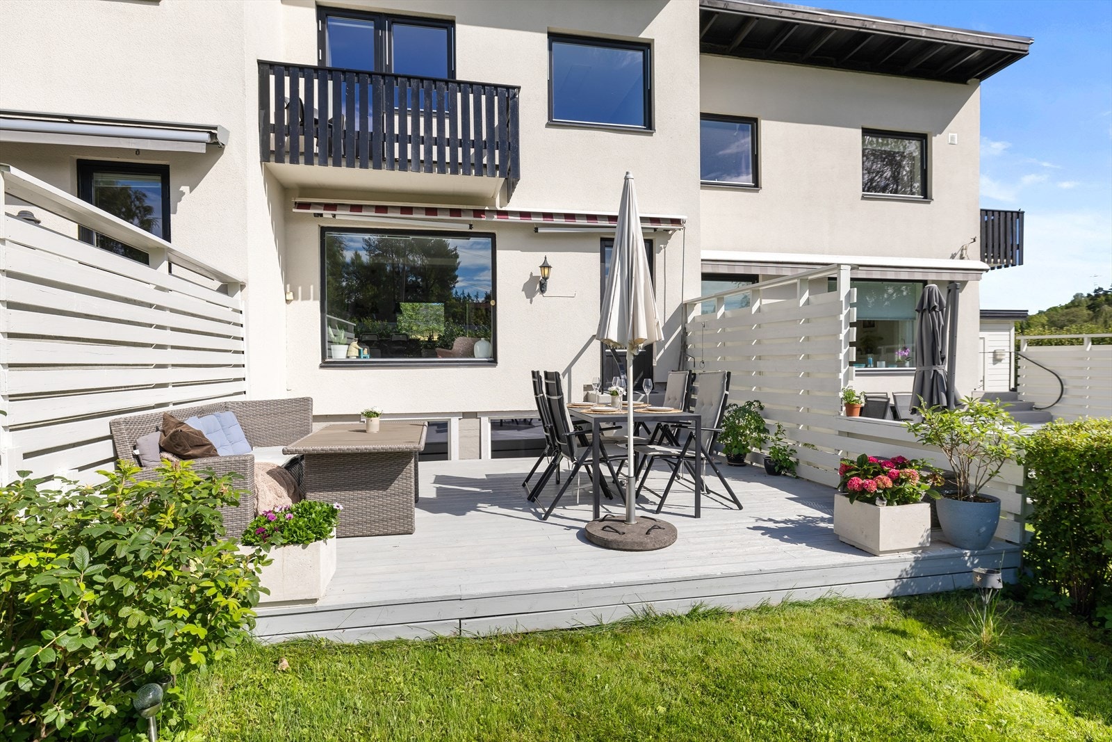 Her har du gode møbleringsmuligheter med plass til både spisebord og sittegruppe, slik at du kan invitere til hyggelige måltider ute eller bare slappe av med en kopp kaffe i solen. Galleribilde