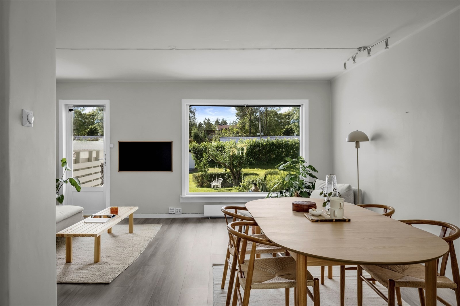 Planløsningen åpner opp for flere møbleringsmuligheter med god plass til sofagruppe, TV-møbler og spisebord med tilhørende stoler. Galleribilde