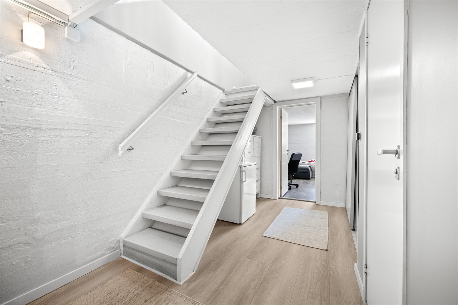 Trappene ble pusset opp i 2022. Fra gangen i kjeller er det en dør(rømningsvei) ut i felles gang som fører opp ved siden av trappen til huset. Galleribilde