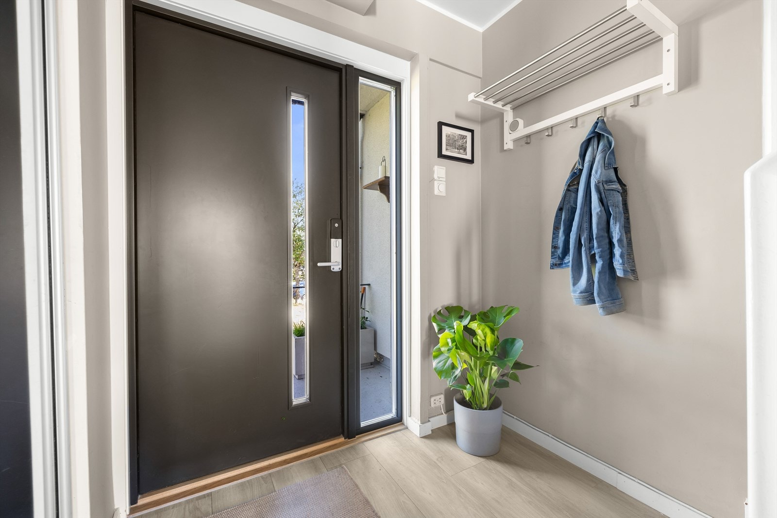 I 2024 ble hovedytterdør og balkongdør i 2. etasje skiftet ut, og ytterdøren fikk montert kodelås. Galleribilde