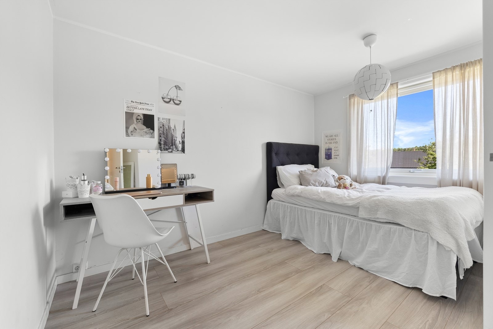 Soverom 2 er også av svært god størrelse. Planløsningen gir barnefamilier stor fleksibilitet - rommene kan enkelt tilpasses som barnerom, ungdomsrom, gjesterom eller hjemmekontor etter behov. Galleribilde