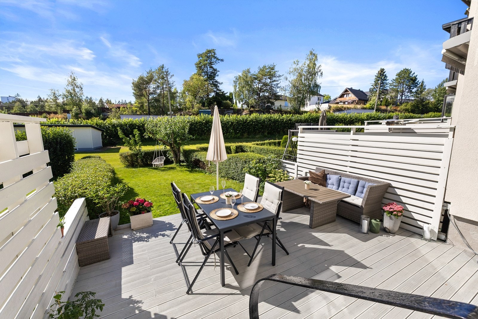 Den solrike, vestvendte terrasseplattingen på ca. 26 m², er et perfekt sted å nyte varme sommerdager og lune kvelder. Galleribilde