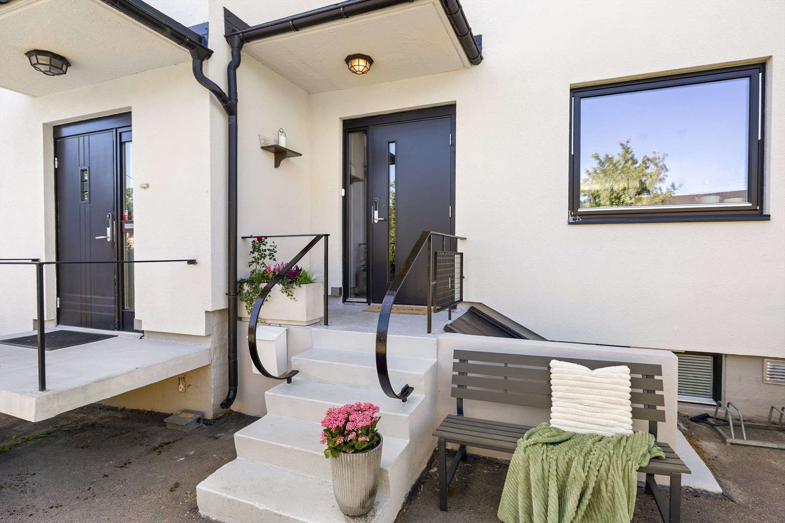 I 2022 ble utetrapper og rekkverk oppgradert, noe som gir et ryddig og innbydende inngangsparti. Galleribilde