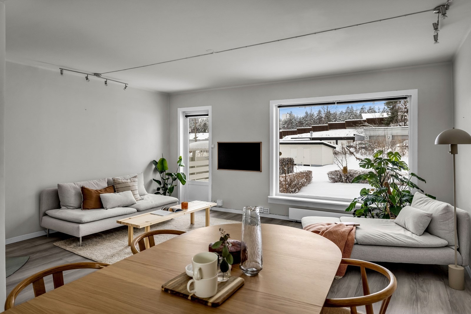 Her er det plass til å dekke opp til middag for flere gjester, perfekt for hyggelige samlinger og sosiale anledninger. Galleribilde