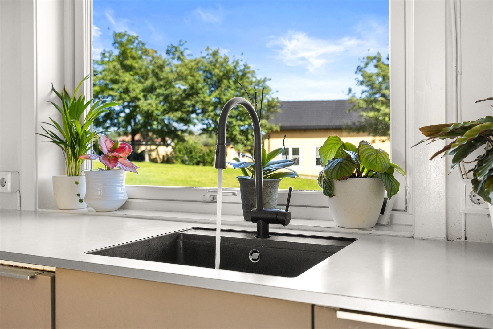 Oppvaskkum med sort ettgrepsarmatur. Galleribilde