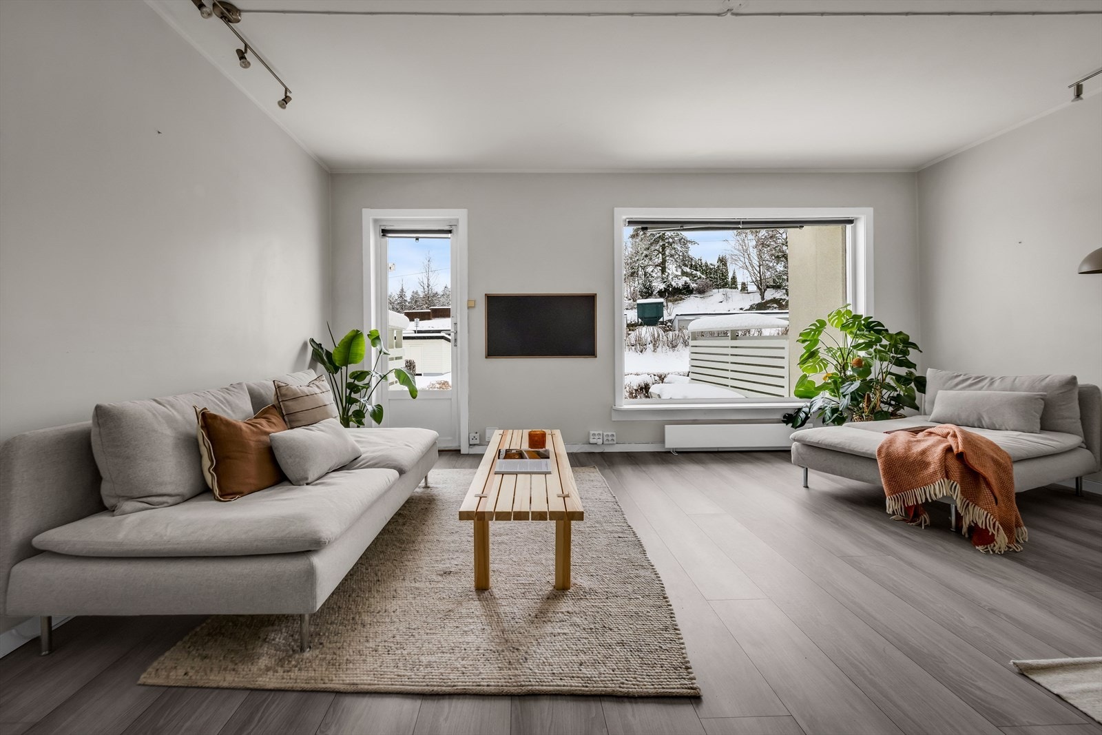 Stuen er lys og luftig med store vindusflater som sørger for rikelig med innslipp av naturlig lys. Galleribilde