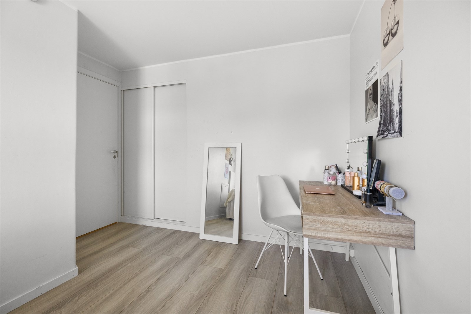 Praktisk, innebygd garderobeskap gir rikelig med oppbevaringsplass og bidrar til en ryddig hverdag. Galleribilde