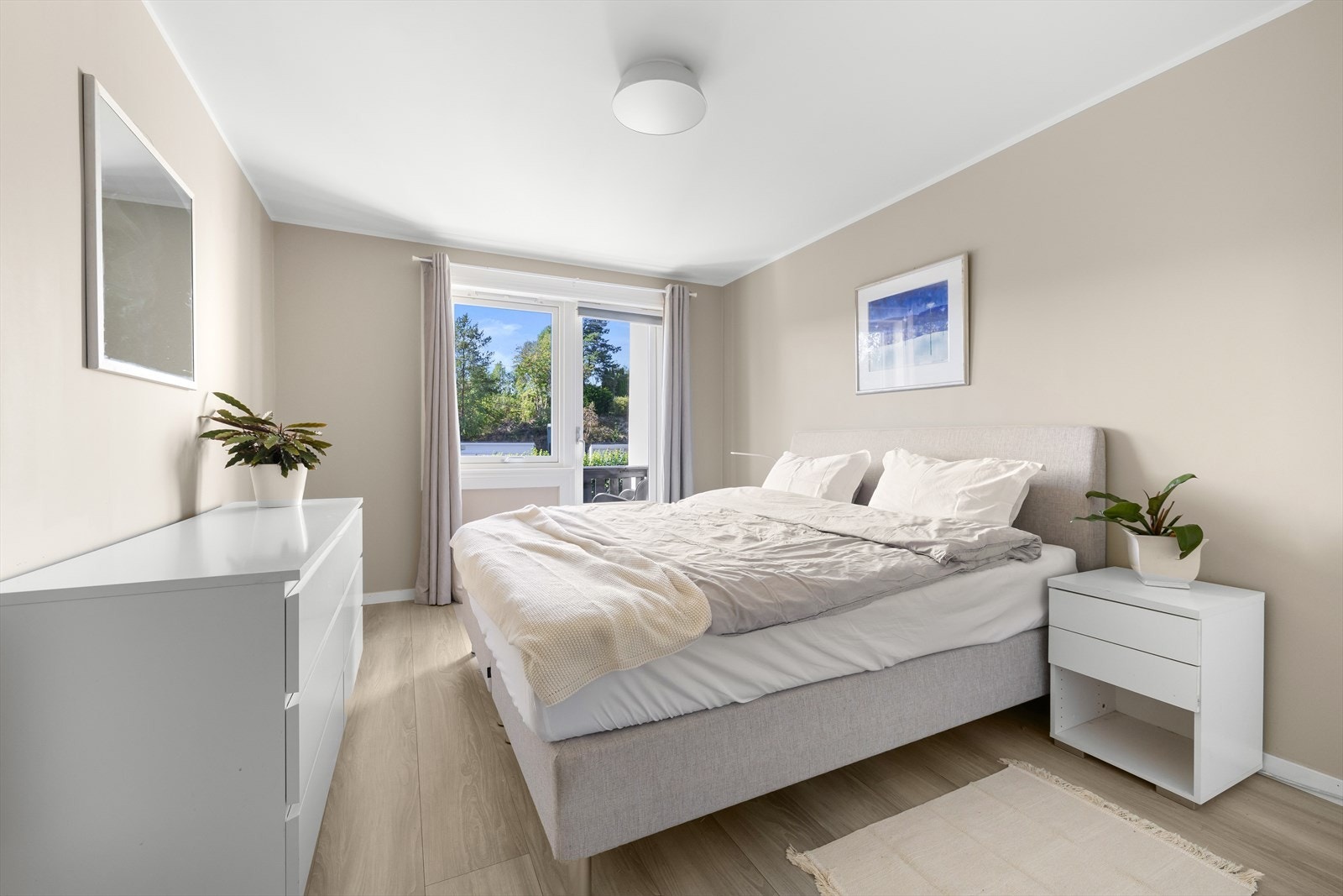 Hovedsoverommet er romslig, med plass til dobbeltseng, nattbord og tilhørende møbler. De delikate fargevalgene på veggene, sammen med store vindusflater, skaper en lys og behagelig atmosfære. Galleribilde