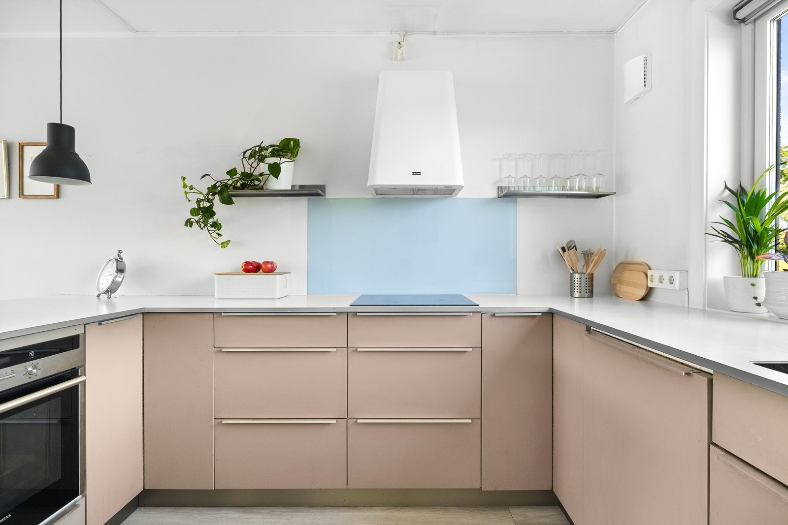 Kjøkkenet er utstyrt med integrert Grundig oppvaskmaskin, Siemens induksjonstopp og stekeovn, samt Franke kjøkkenventilator med kullfilter. Det er avsatt plass til frittstående kjøle-/fryseskap. Galleribilde