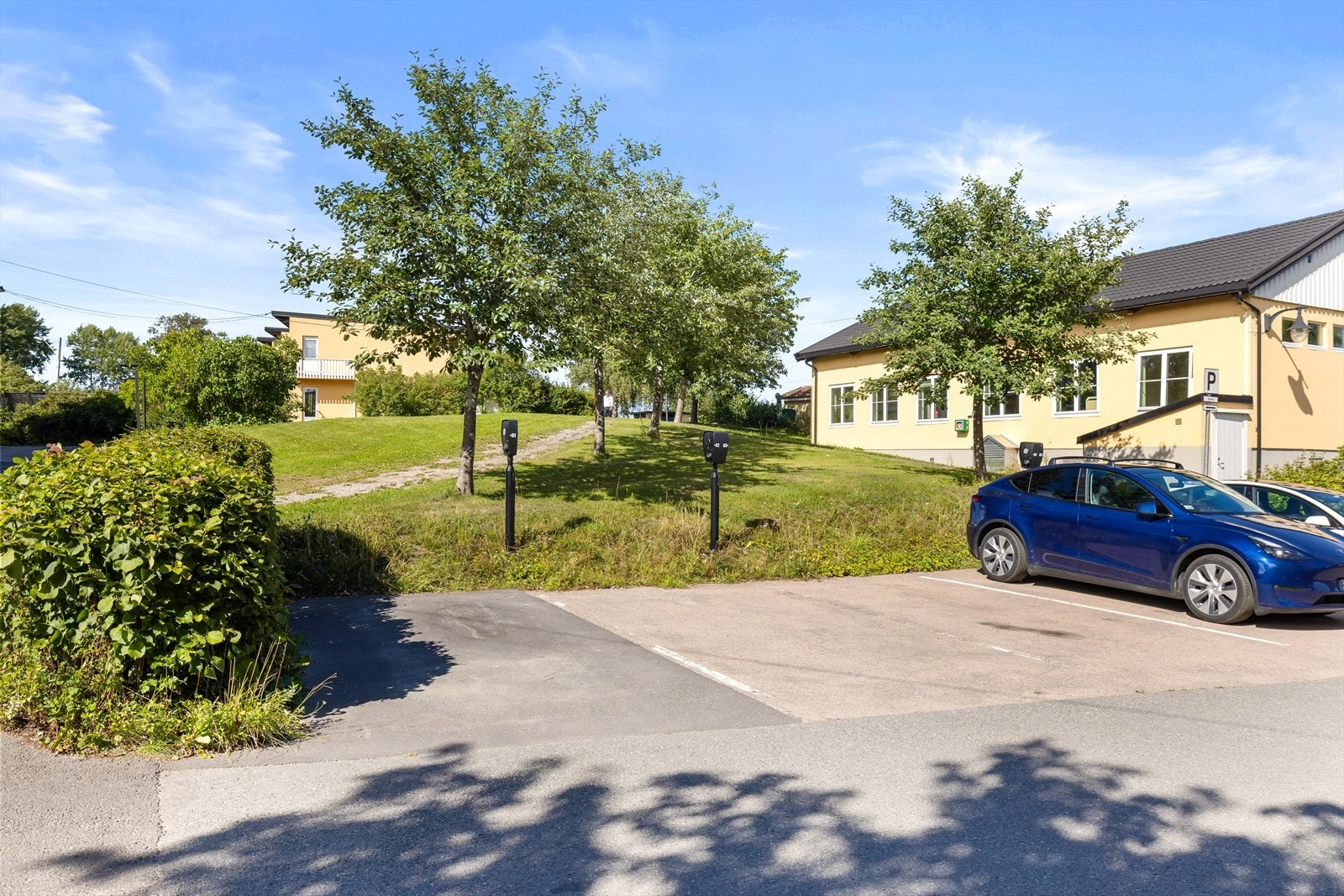Én fast parkeringsplass nærmest bygningen med egen elbillader. I tillegg finnes gratis gjesteparkering via egen app. Galleribilde