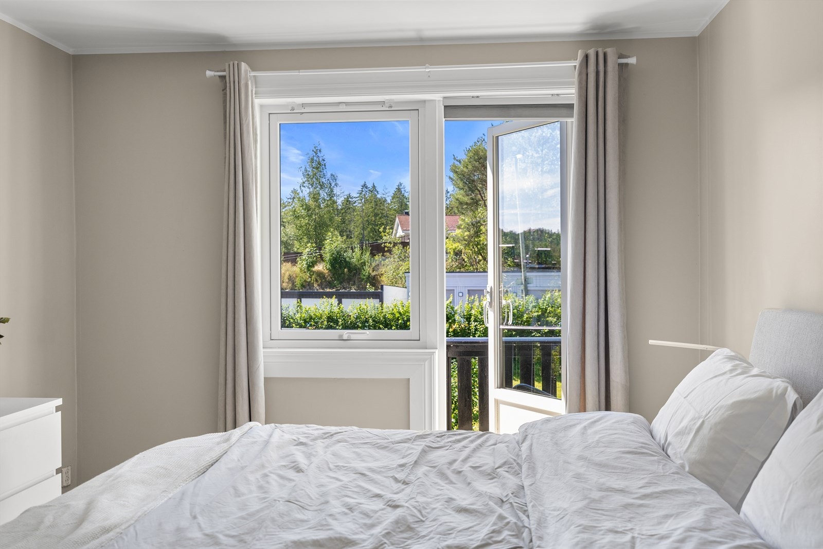 Fra soverommet har du direkte utgang til en herlig, vestvendt balkong på ca. 2,6 m² som forlenger rommet ut i friluft. Galleribilde