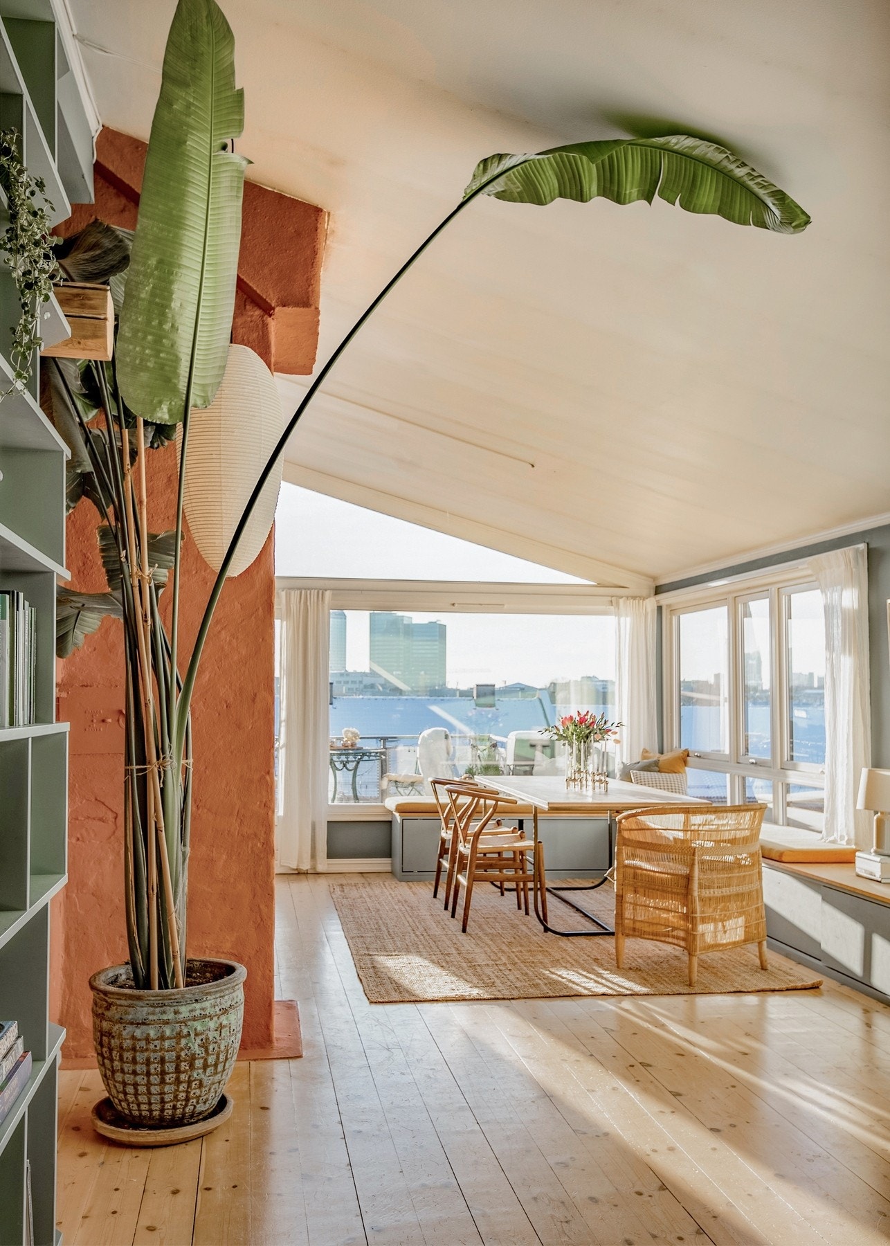 Fra spisebordet kan du nyte kanskje Grünerløkkas beste utsikt. Galleribilde