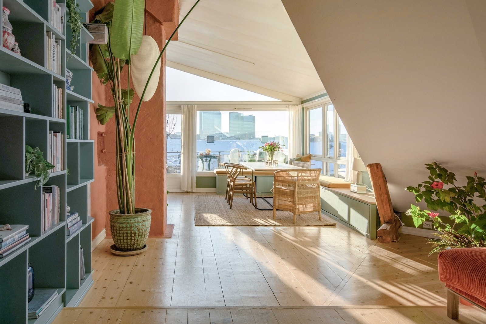 Her får du en sjelden kombinasjon av moderne komfort, unike lys- og solforhold, samt en helt egen original karakter. Galleribilde