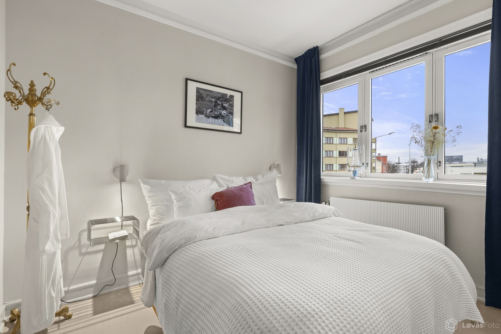 Rommet er malt i behagelige, nøytrale toner som passer enhver stil. Galleribilde