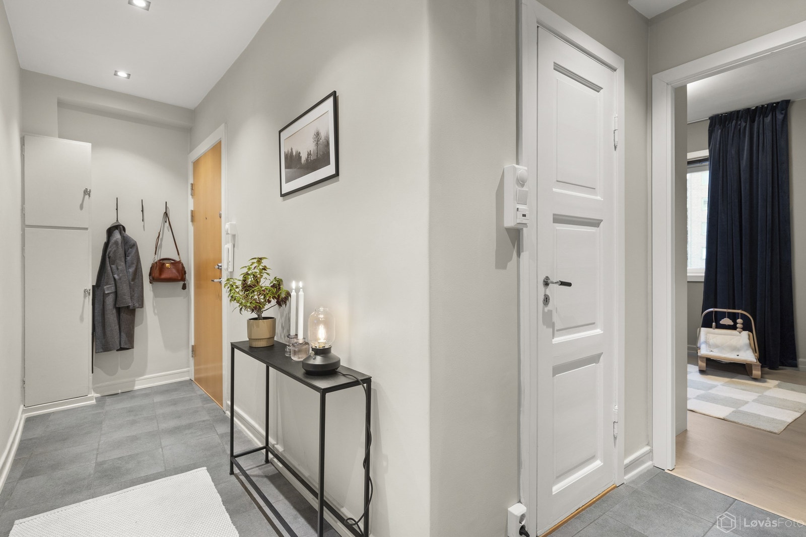 Fra gangen er det adkomst til alle rom, noe som gir en praktisk og funksjonell flyt. Galleribilde