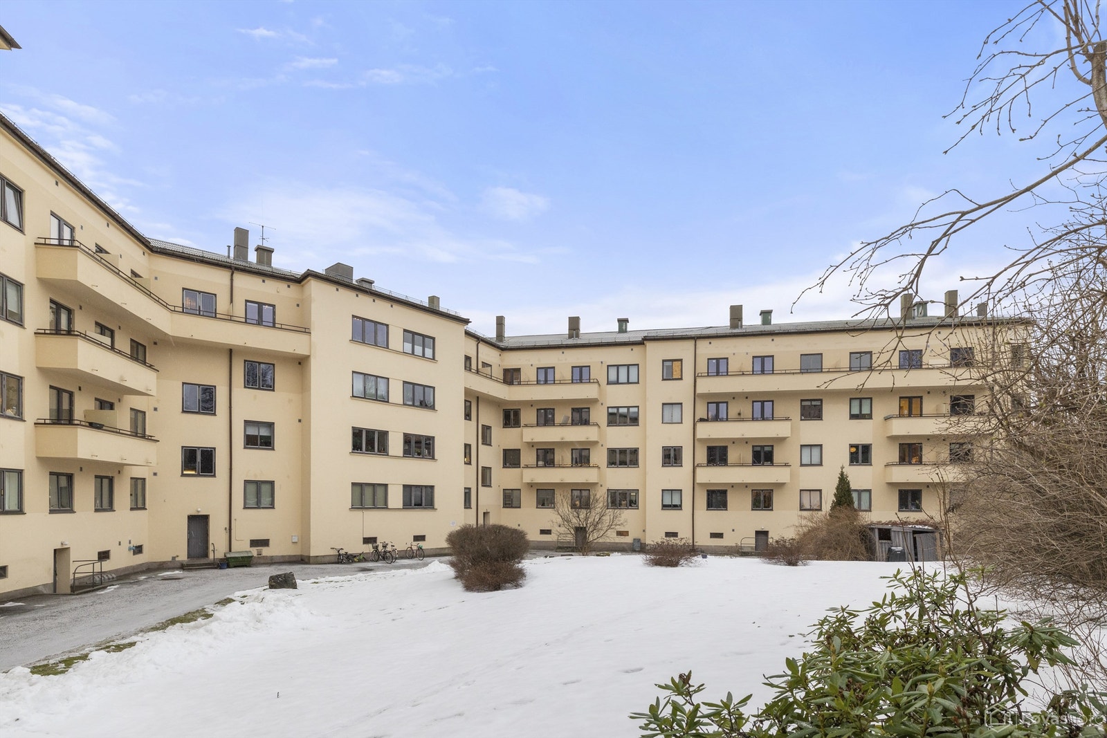 I bakgården er det en stor, grønn felles hage med fine solforhold og god plass til både grilling og sosiale aktiviteter. Galleribilde