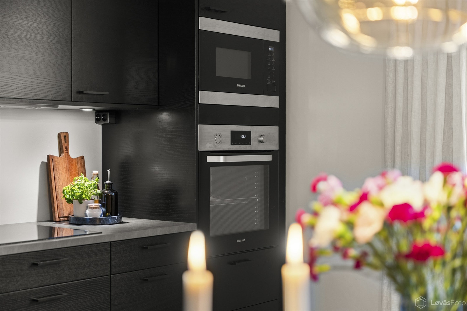 Kjøkkenet er utstyrt med integrerte hvitevarer fra Samsung, inkludert stekeovn og mikrobølgeovn. Galleribilde