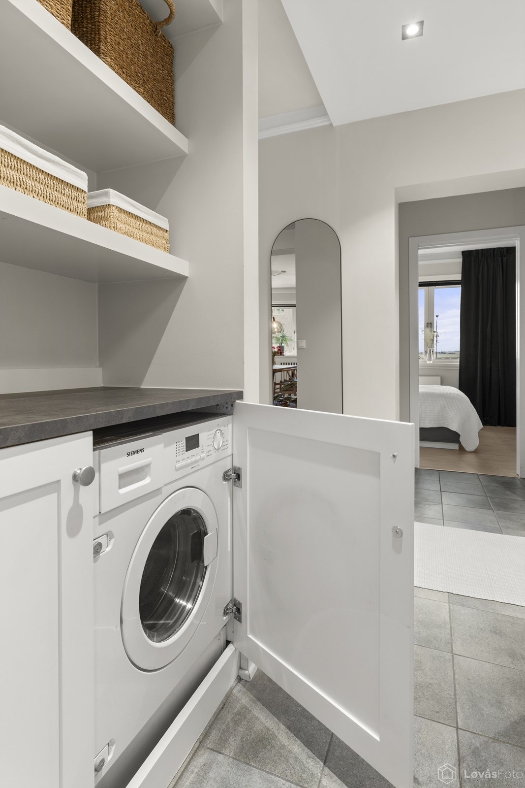 Praktisk integrert kombimaskin for vask og tørk er skjult i et eget skap. Kombimaskinen medfølger leiligheten. Galleribilde