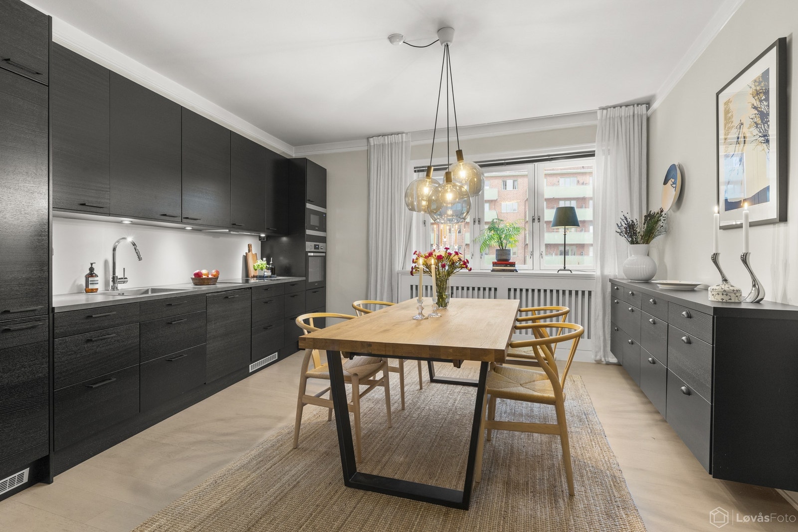 Stort kjøkken fra Epoq (2019) med god plass til spisebord og sosiale sammenkomster. Galleribilde