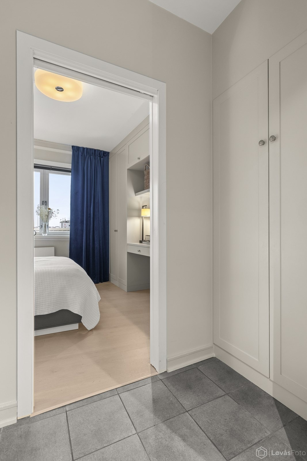 Praktisk mellomgang med flere plassbygde oppbevaringsløsninger på begge sider. Galleribilde