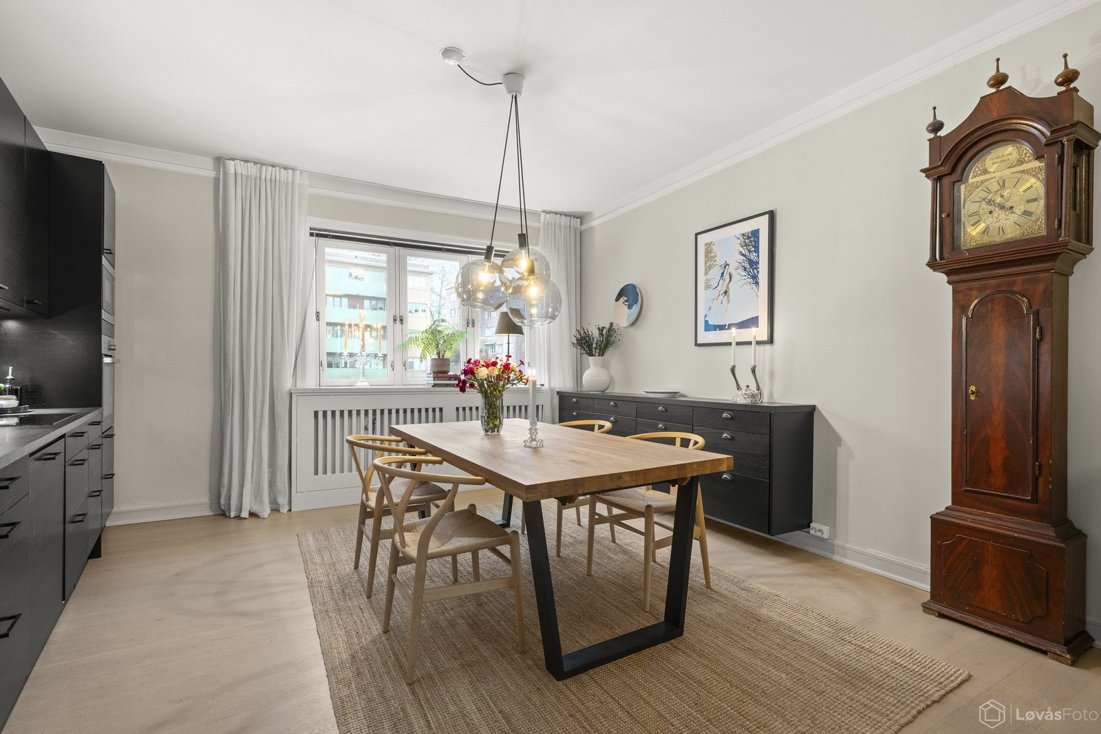 Spisestuen er et naturlig samlingspunkt mellom kjøkken og stue. Galleribilde