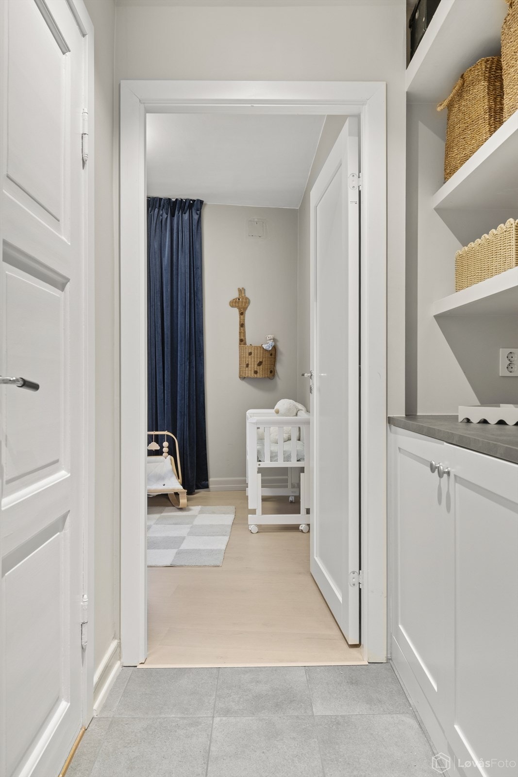 Rett på utsiden av badet er det bygget et funksjonelt skap/nisje med integrert kombinert vask/tørk, samt hyller for lagring. Galleribilde