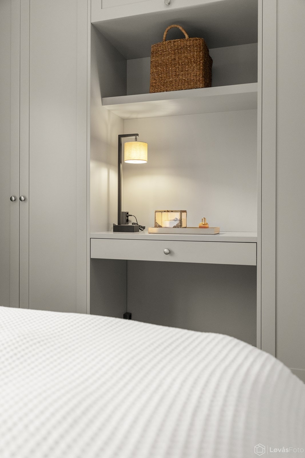 Plassbygget skrivepult integrert i garderoben - praktisk og elegant. Galleribilde