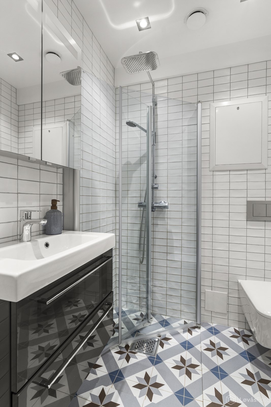 Badet er fra 2015 og har en fin dusjsone med både regn- og hånddusj. Galleribilde