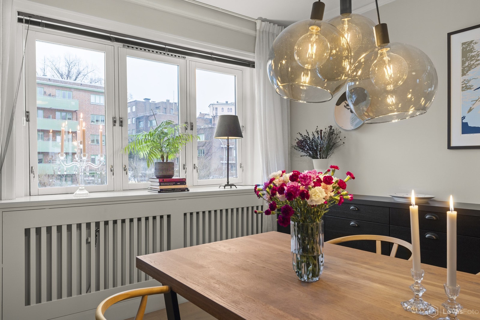 Vinduene slipper inn godt med lys, og oppvarming via radiatorer er inkludert i felleskostnadene. Galleribilde