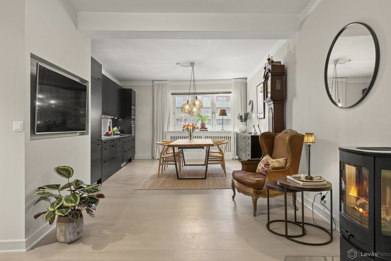 Den åpne løsningen gir en god romfølelse og binder de sosiale sonene sammen. Galleribilde