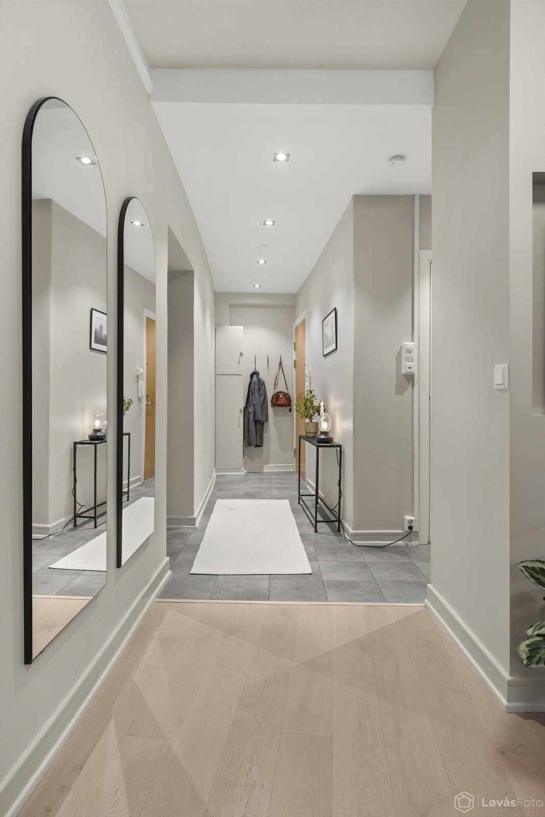 En innbydende entré med flislagt gulv og downlights i himlingen. Galleribilde