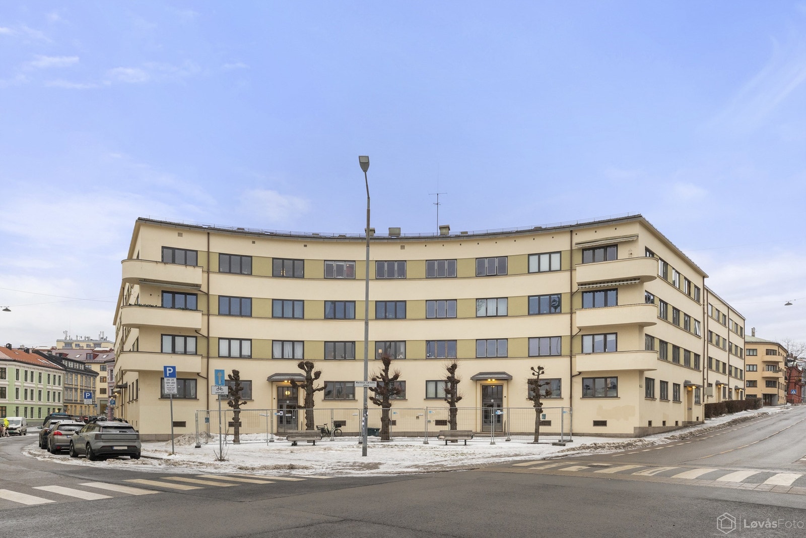 Bygården fra 1933 har en klassisk og velholdt fasade med karakteristiske buede former. Galleribilde