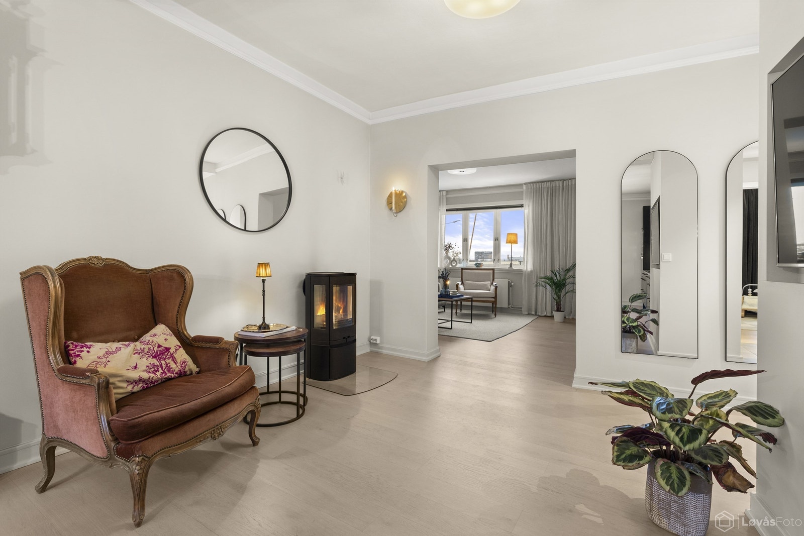 I overgangen mellom spisestuen og stuen er det plassbygget en innfelt TV-nisje med skjult strømføring for et ryddig uttrykk, samt rom for en godstol eller liten sittegruppe. Galleribilde