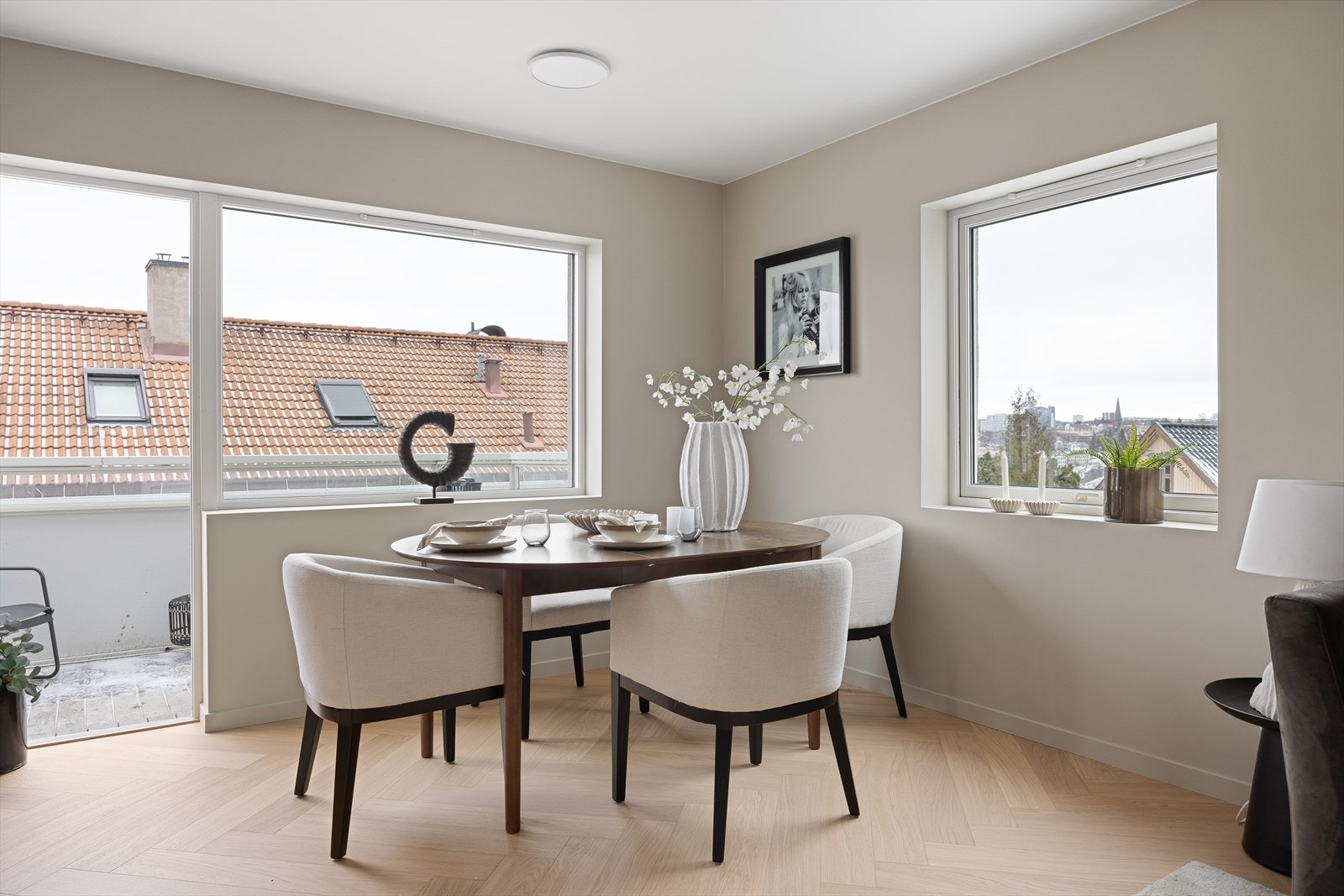 Leiligheten har en åpen stue/kjøkkenløsning med god plass til spisegruppe Galleribilde