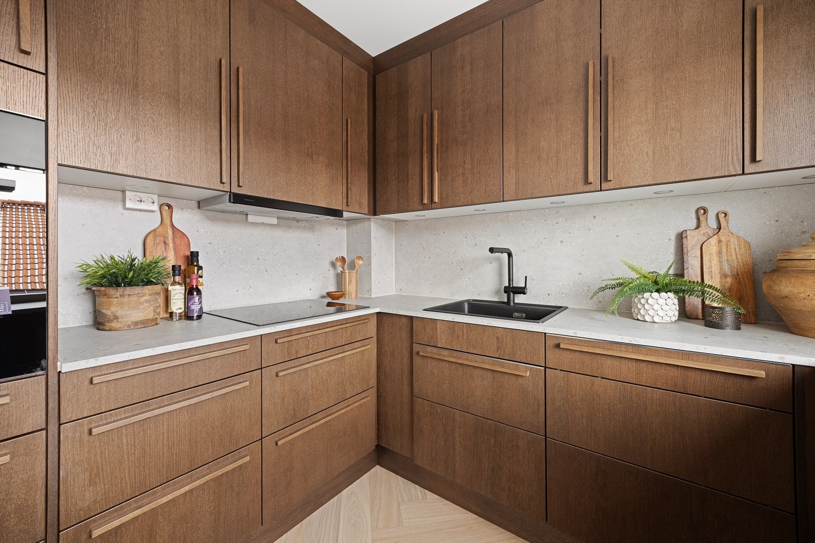 Det er integrert platetopp, stekeovn, oppvaskmaskin og kjøl/frys Galleribilde