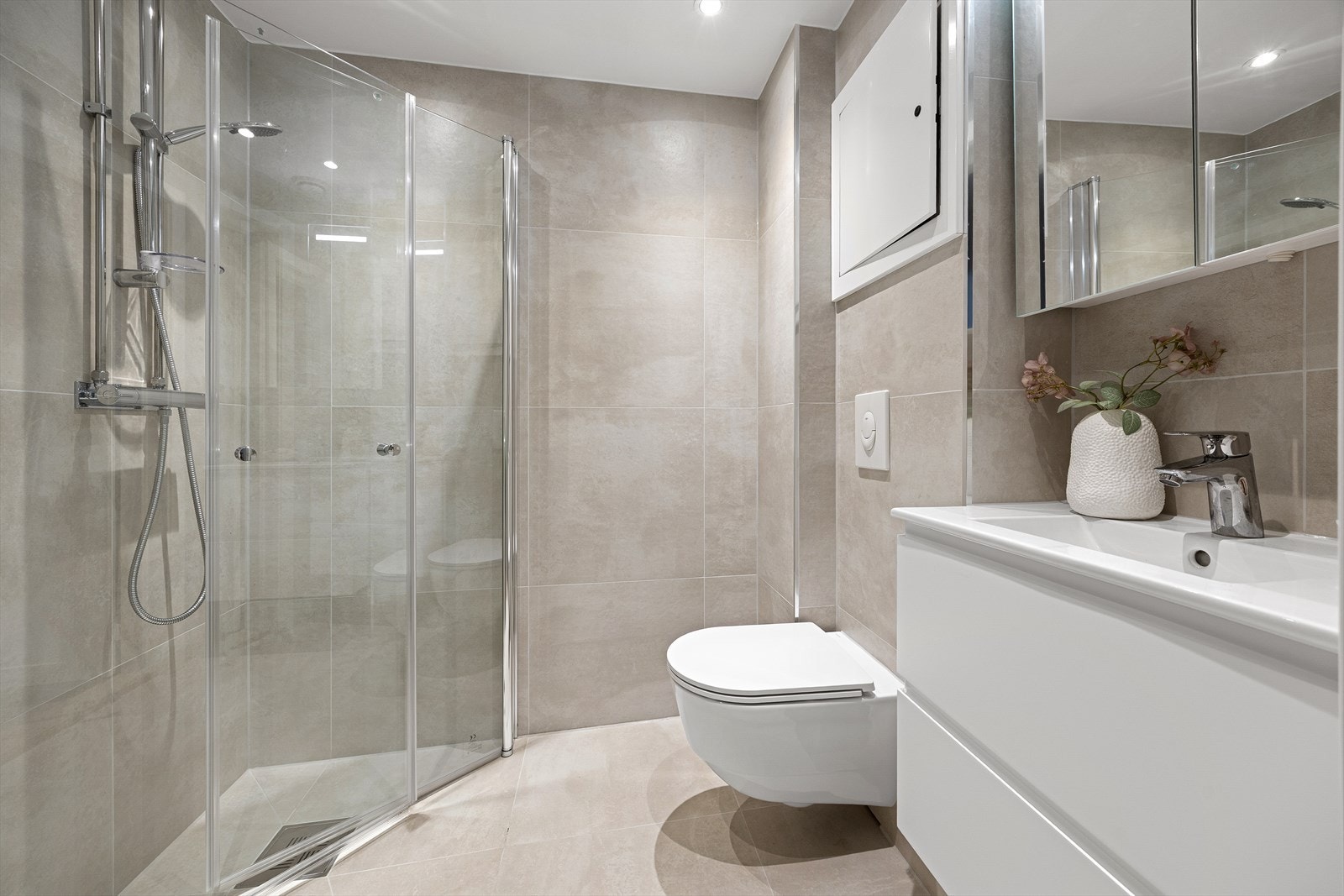 Lekkert bad i lune farger med gulvvarme Galleribilde