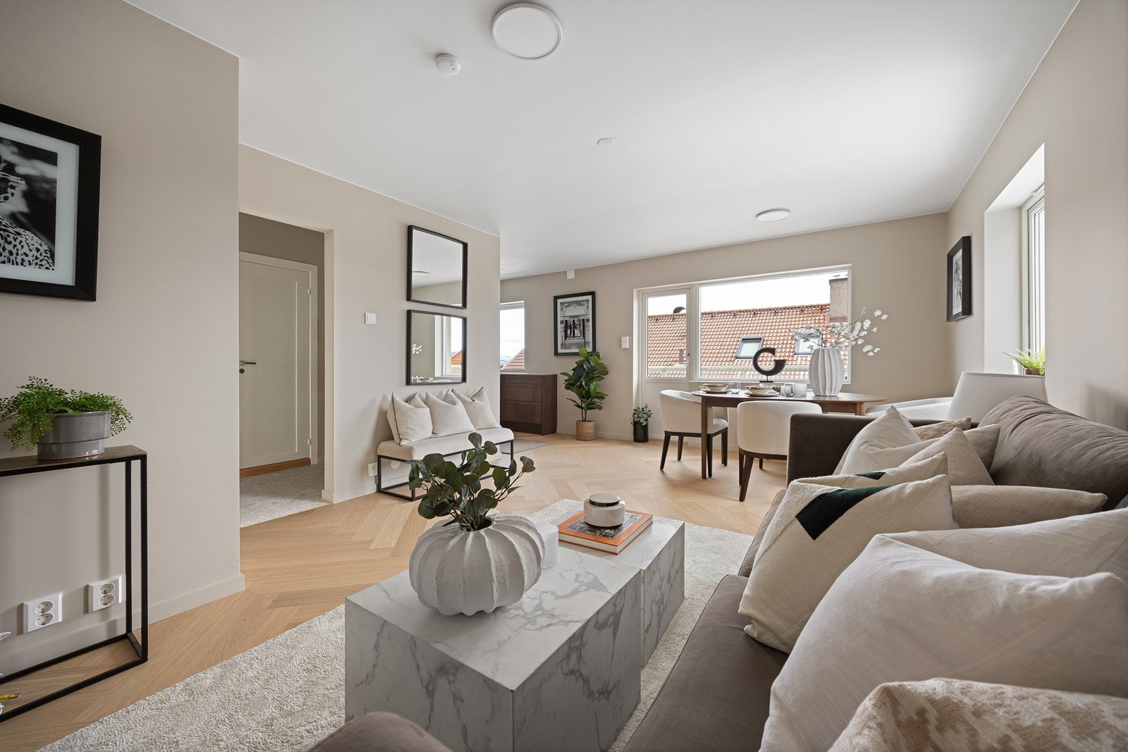 Leiligheten ligger i byggets 2.etasje og inneholder: Entré, stue, kjøkken, bad og to soverom. I tillegg til en herlig balkong på 5 kvm Galleribilde