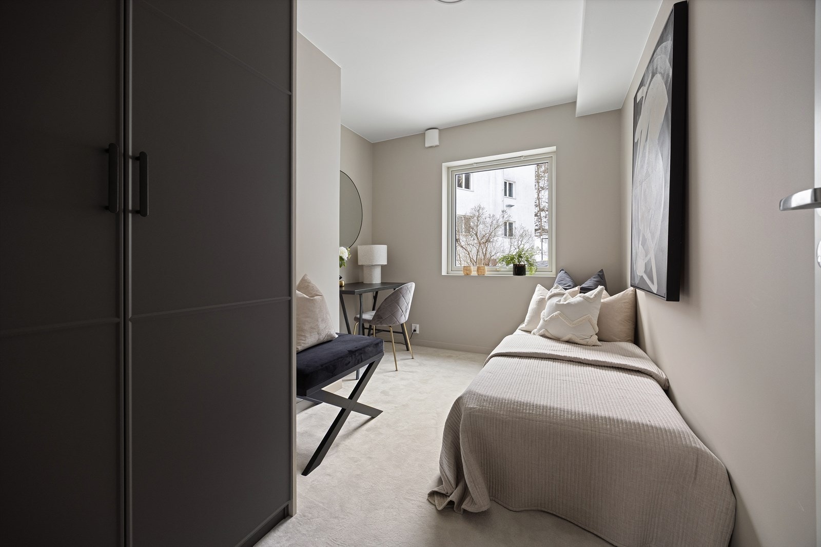 Soverom 2 er også av god størrelse og er innredet med garderobeskap. Rommet egner seg godt som gjesterom/barnerom eller kontor Galleribilde