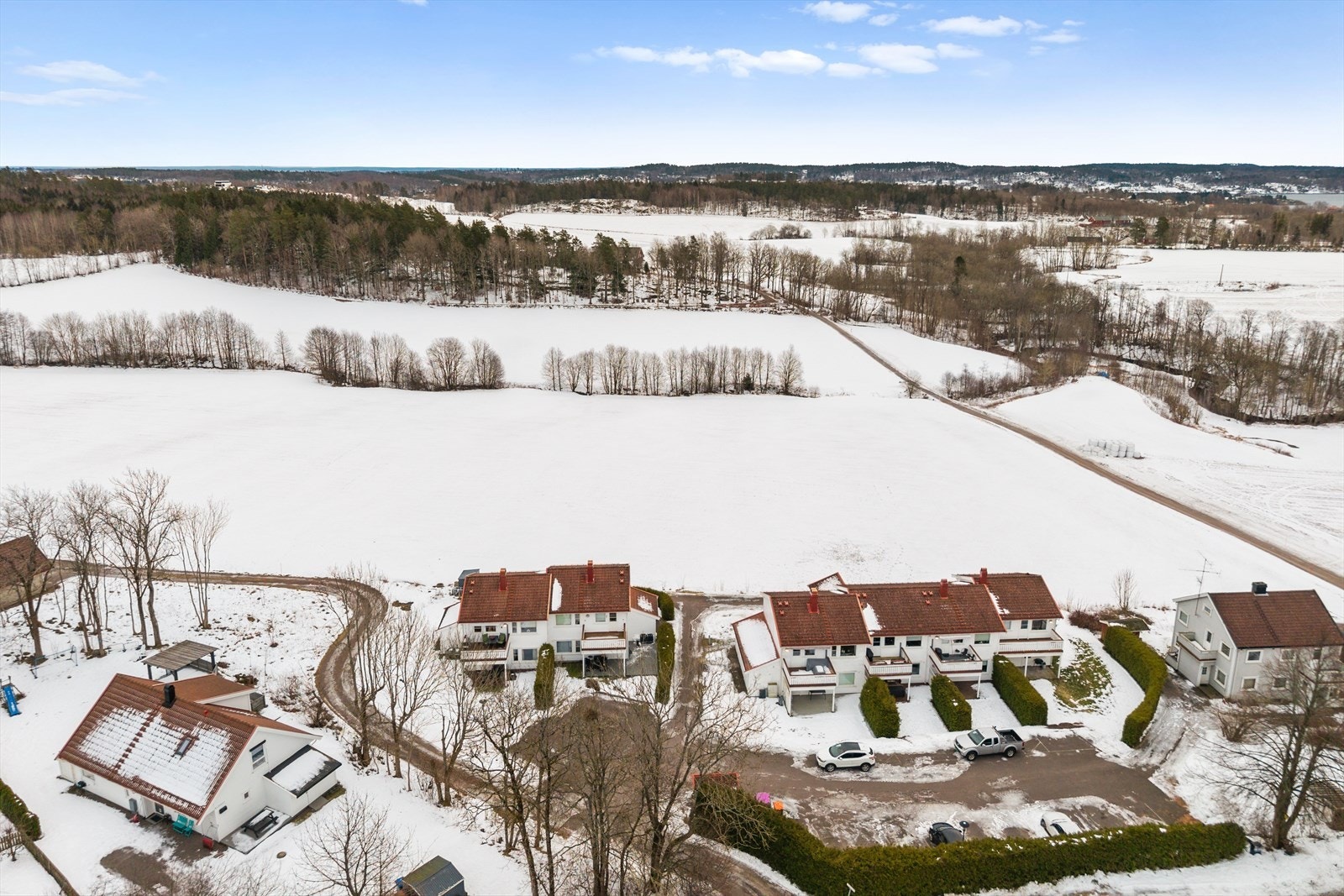 Boligen ligger i et veletablert, rolig og attraktivt område med lite gjennomgangstrafikk og trygge omgivelser. Galleribilde