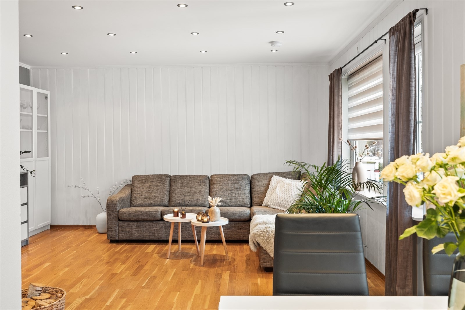 Det er store vindusflater med brede karmer som slipper inn naturlig med lys i boligen. Galleribilde