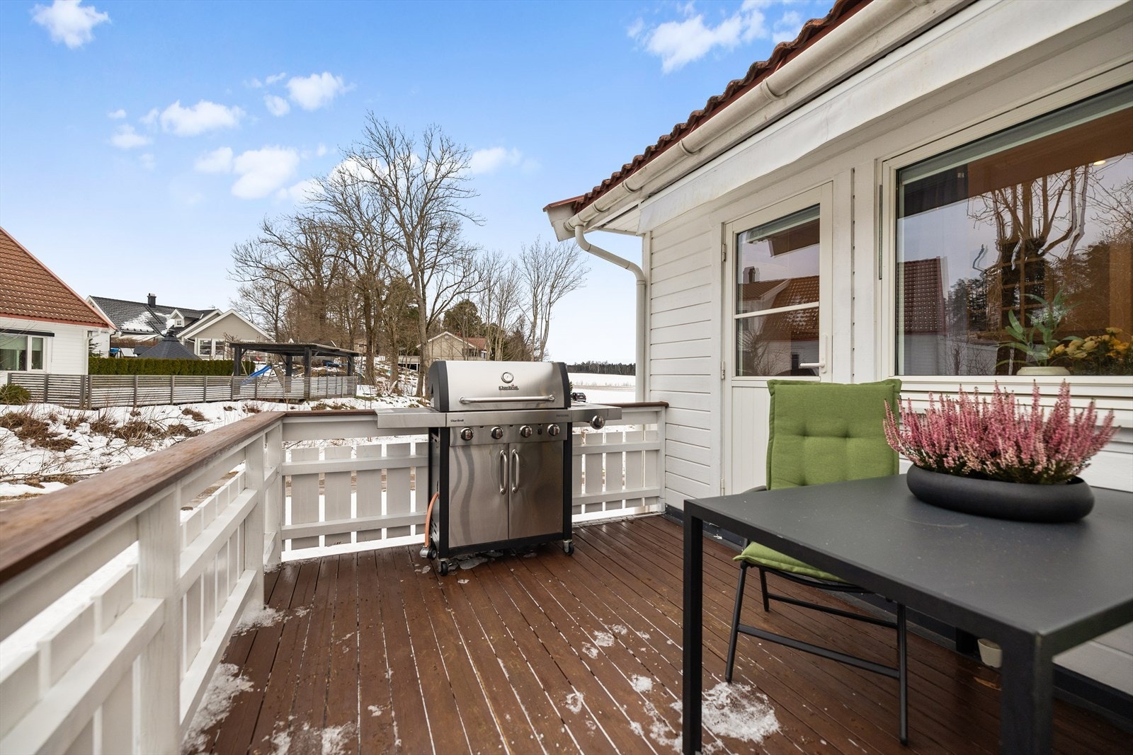 Her har du god plass til utemøblement, grill og beplantning. Galleribilde